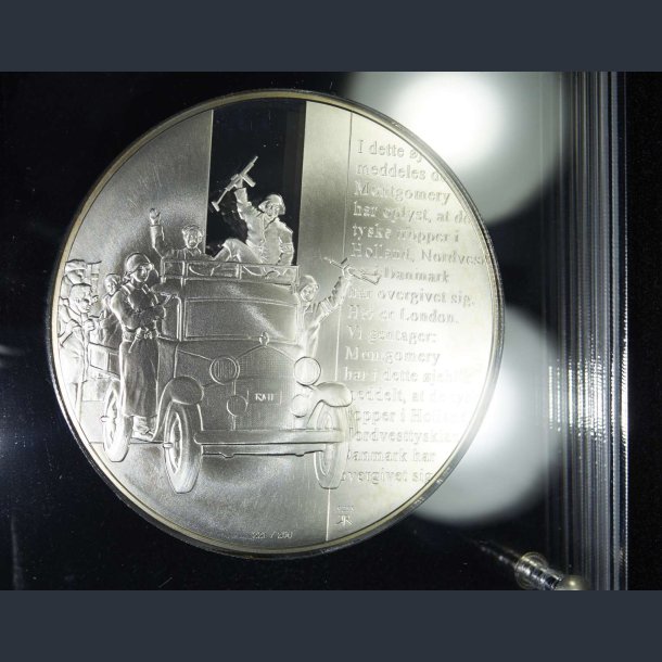1 kilo slvmedalje "Danmarks Befrielse" - i skrin med certifikat