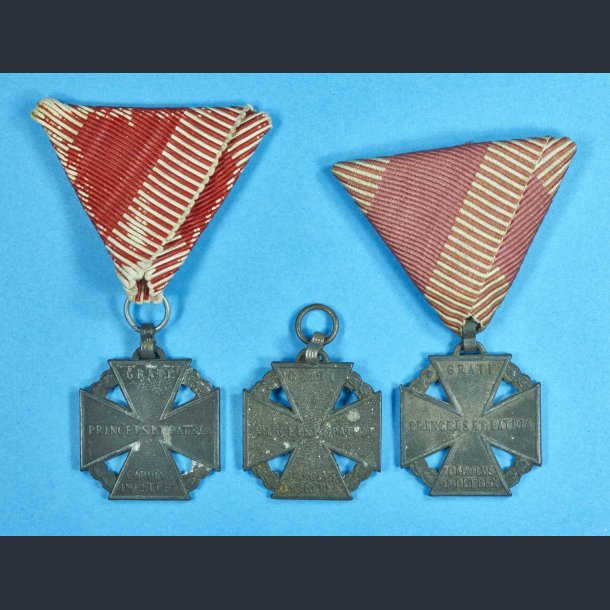 3 x medaljer, sandsynligvis en slags jernkors fra 1. VK